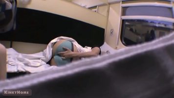 تم تصوير هذه العاهرة الشقراء الرقيقة وهي تمارس العادة السرية في القطار