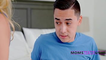 يلعق الشقراء الجميلة في كسها من قبل رجل قرني يحبها كثيرًا