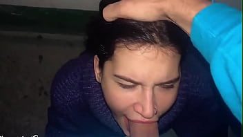 حتى لو اختنقت امرأة سمراء عندما تعطي هذا الرجل اللسان، فإنه يسحبها