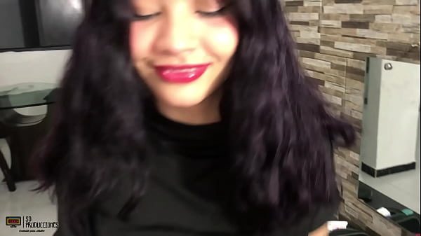 تمتص السمراء القضيب دون أي مشكلة وتحب ممارسة الجنس الرائع.