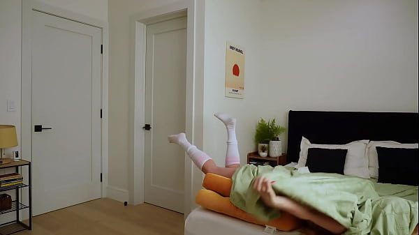 هذه المرأة ذات الصدر الكبير تمارس الجنس في أوضاع مختلفة